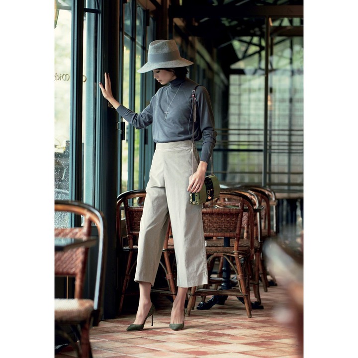 ニット・パンツ（ウールン商会〈ファビアナフィリッピ〉） 、帽子（ウィステリア〈キアラメンテ〉）、ピアス・ネックレス（アルテミス・ジョイエリ）、バッグ『ロケット プティ』［縦15.5×横21×マチ6.5㎝］・スエードの靴『ロミー』［ヒール：8.5㎝］（JIMMYCHOO）　撮影／五十嵐隆裕（ＳＩＧＮＯ）　BY ：『Precious9月号』小学館、2016年