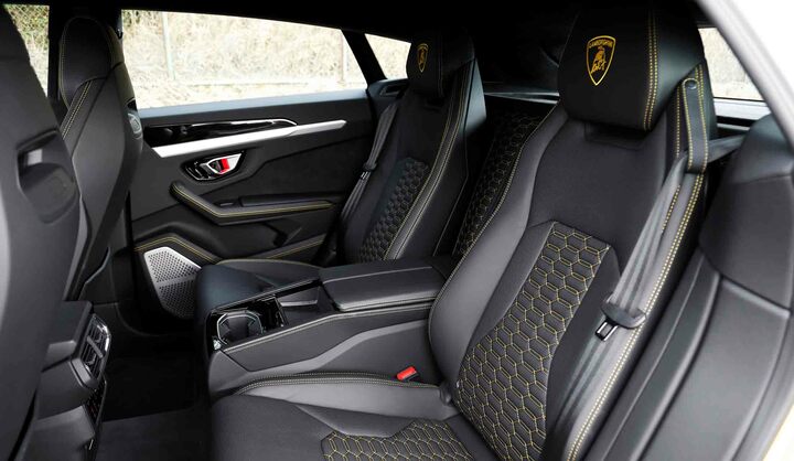 テスト車両のリアシートは２人掛け。標準では３人掛けだ。