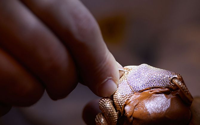 石留め職人の手元 © Nacása & Partners Inc. / Courtesy of Hermès Japon
