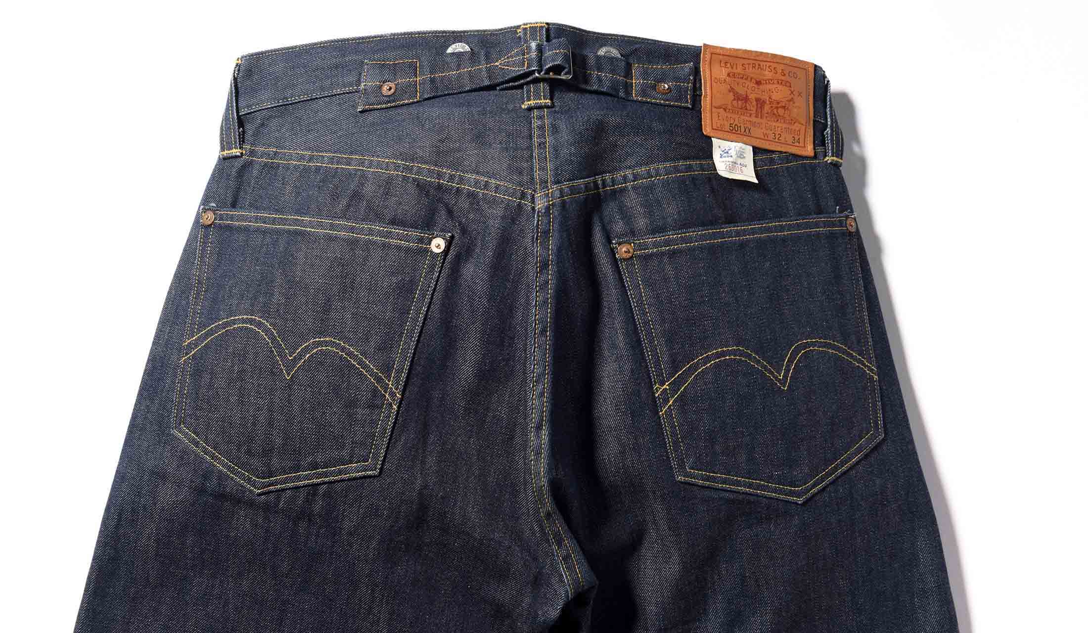 1890年モデル同様、後ろにはシンチバックがある。この頃になるとファッション性も少し意識するようになり、ヒップポケットが両側に取り付けられている。