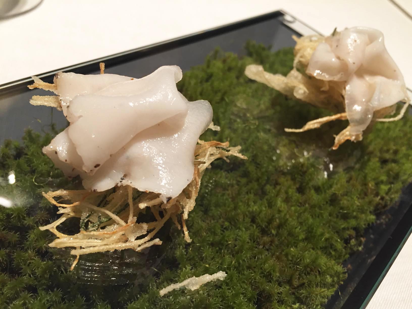 温菜「根菜のフリット」は極細切りの山芋のフリットにラルドをのせ、余熱でじんわり脂が溶け出したところをいただく