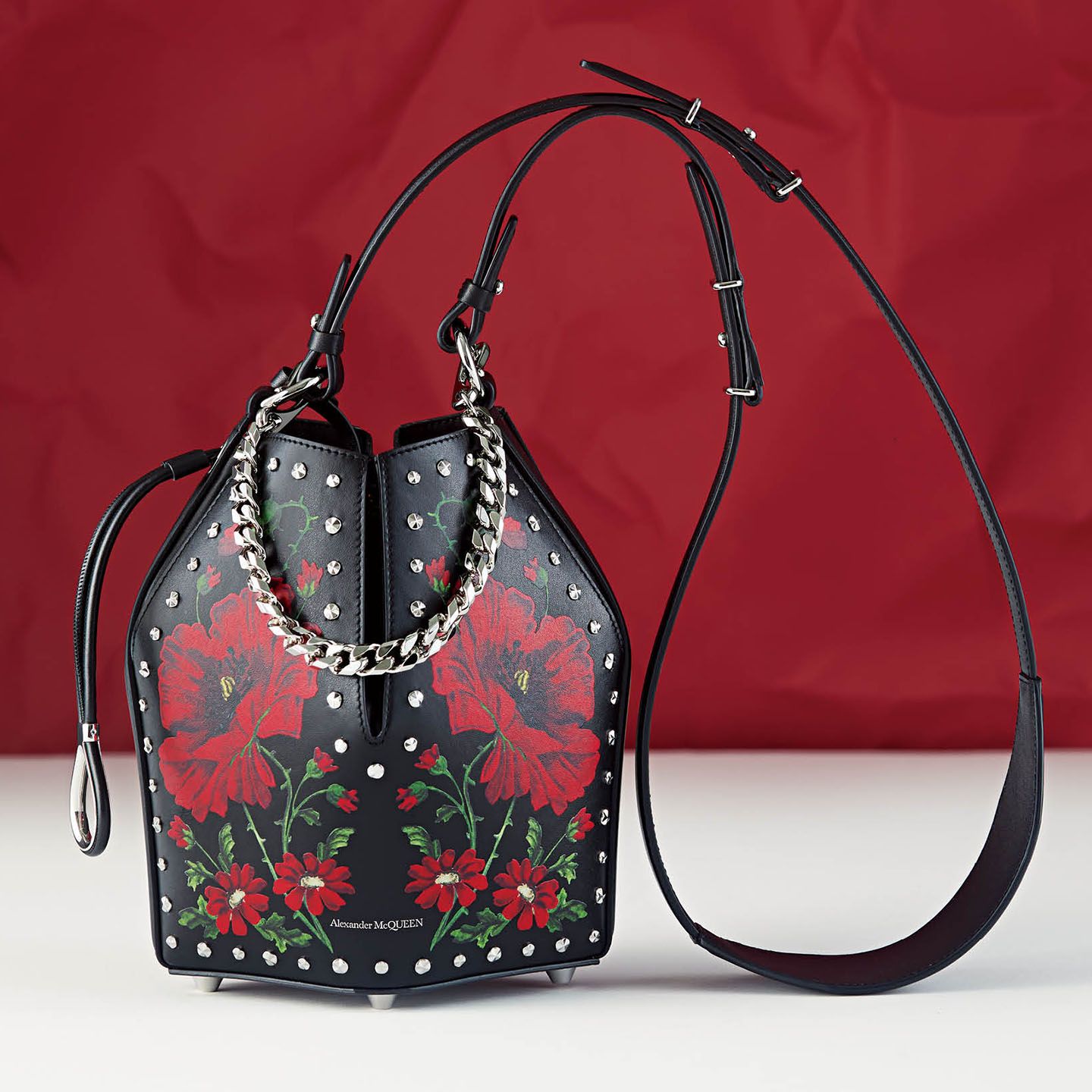 取り外し可能なストラップ付きのバッグ「BUCKET BAG(バケット バッグ)」(カーフレザー、3月下旬発売予定)【縦25×横18×マチ19cm】¥302,400(税込) ※伊勢丹新宿店限定商品
