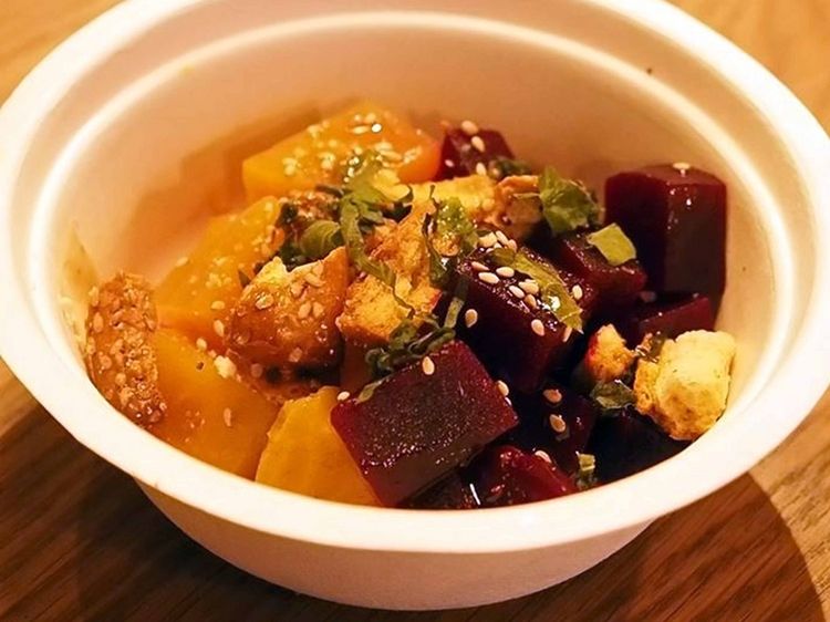 『SWEET AND SOUR BEETS』700円(税込)は、酢漬けにしたビーツの酸味とカシューナッツのクリームにハラペーニョのパンチのある辛味を混ぜ合わせて食べる