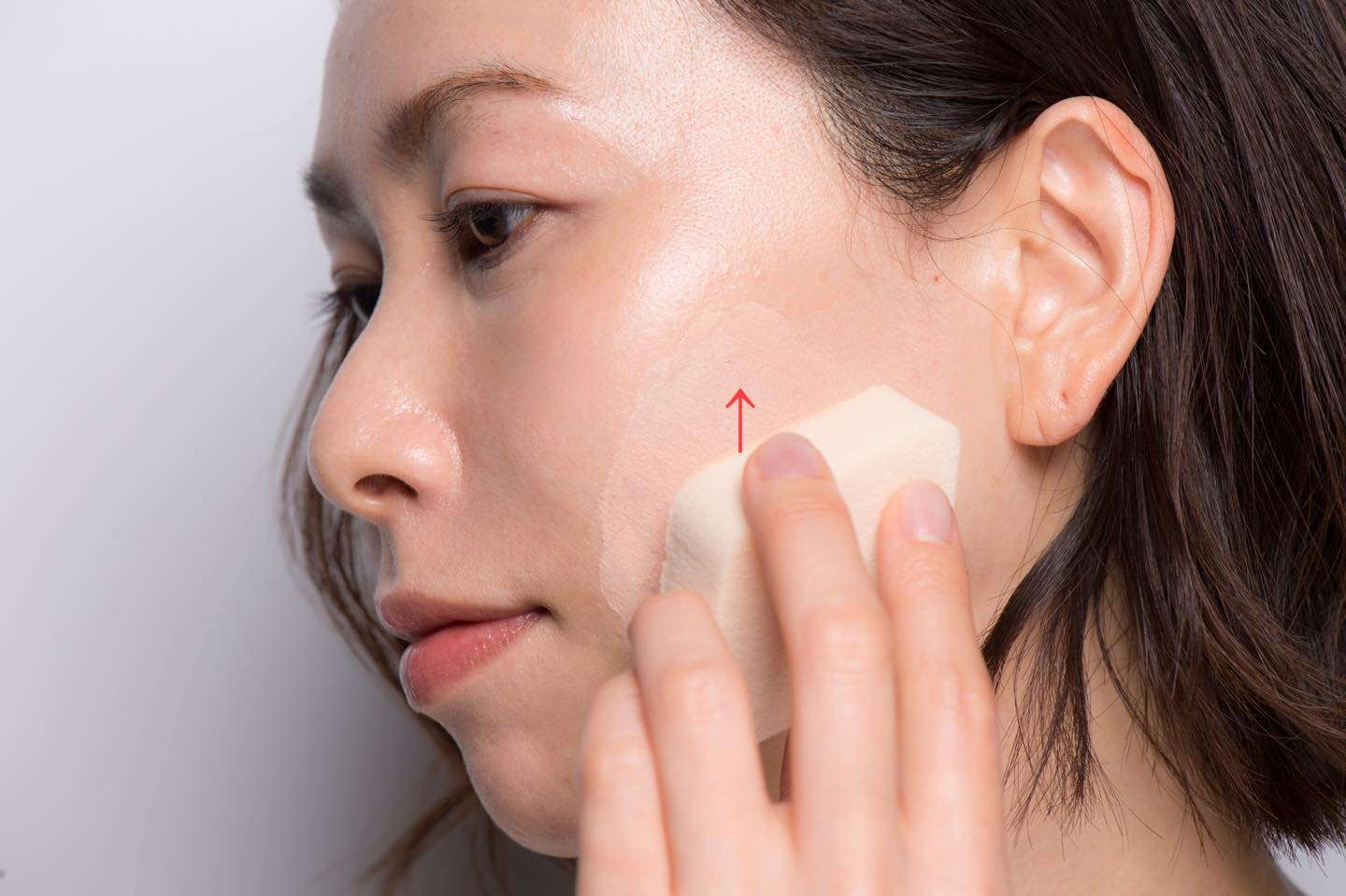 ベースメイクがよれないように、スポンジを大きく動かさないのがポイント。