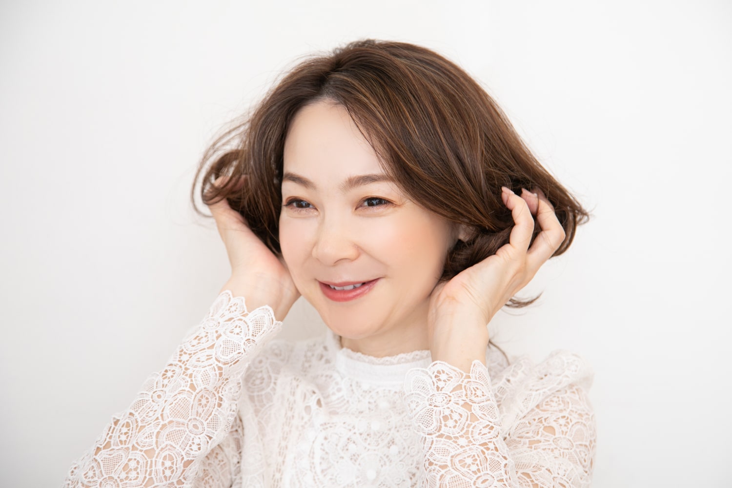クリームワックスを手のひらにのばし、全体にもみ込む。巻いた毛先は、下から持ち上げるようにして。