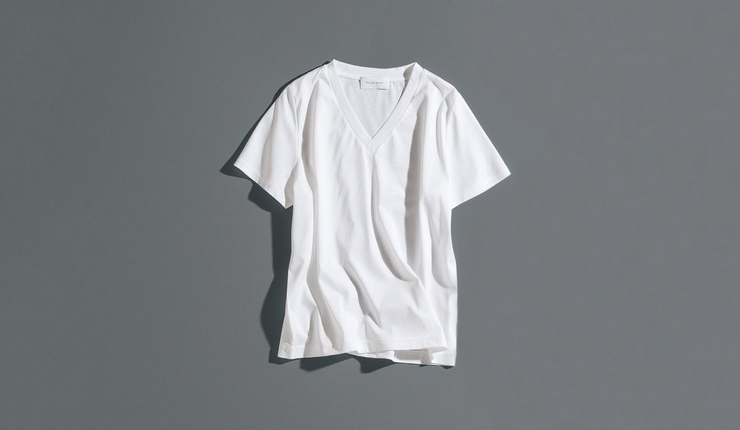 ニコラ・ジェンソンの白Tシャツ