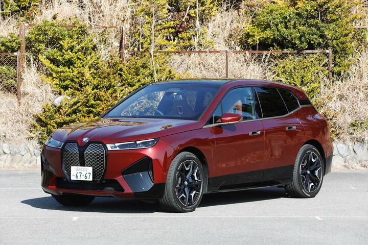 BMWのアイデンティティであるキドニーグリルは、iXにとってはデザインアイコン。先進運転支援システム（ADAS）用のカメラやレーダーレーザーなどが周囲に配置される。