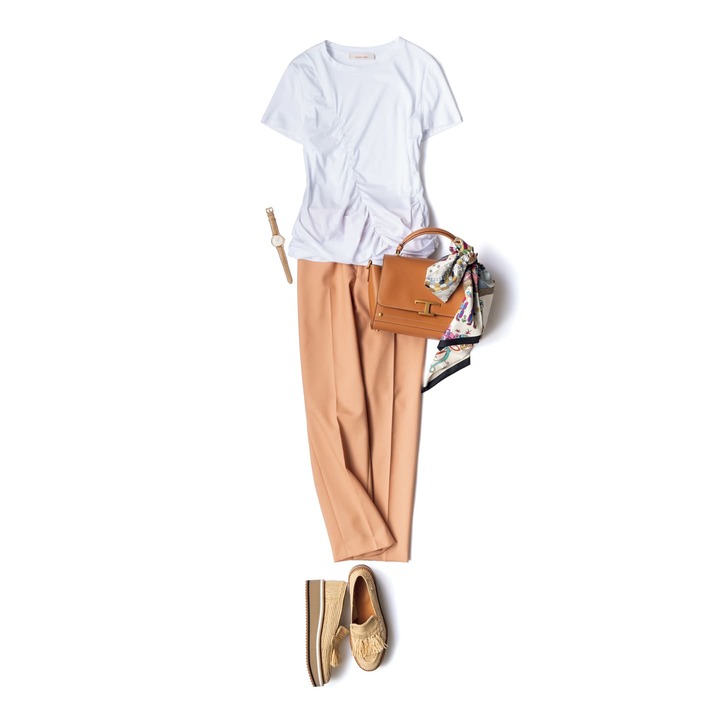 パンツ¥39,000（ドゥロワー 六本木店）　カットソー¥19,000（グルッポタナカ〈リビアナ コンティ〉）　タイスカーフ¥30,000（ブルガリ）　時計［RG、ケース径：34.6㎜、自動巻き］¥2,970,000（パテック フィリップ）　バッグ¥240,000（トッズ・ジャパン）　靴¥64,000（ヒラオインク〈クレジュリー〉）