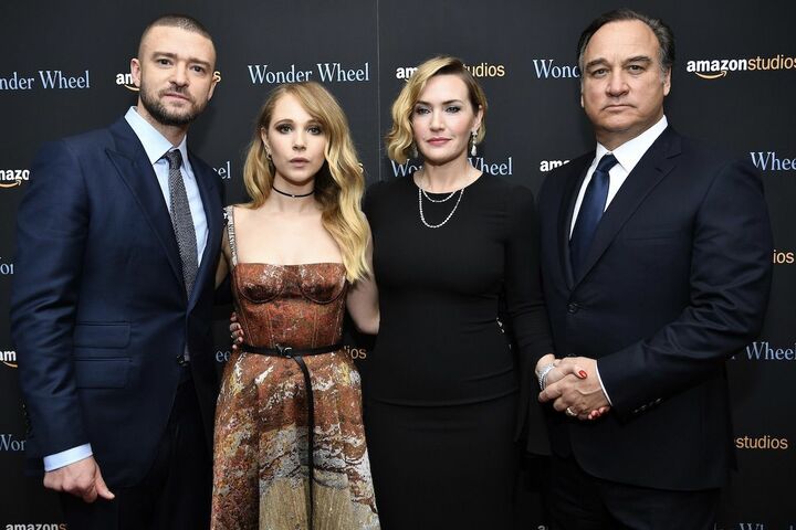 左から共演のジャスティン・ティンバーレイク、ジュノー・テンプル、ジェームズ・べルーシ。