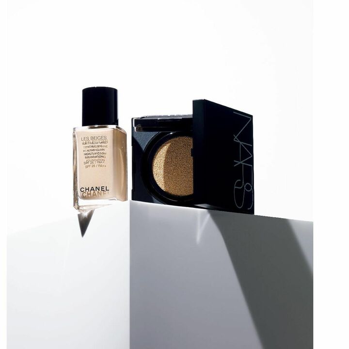 (右)NARS ナチュラルラディアント ロングウェア クッションファンデーション SPF50・PA+++ 全6色 12g ¥6,600(セット価格)