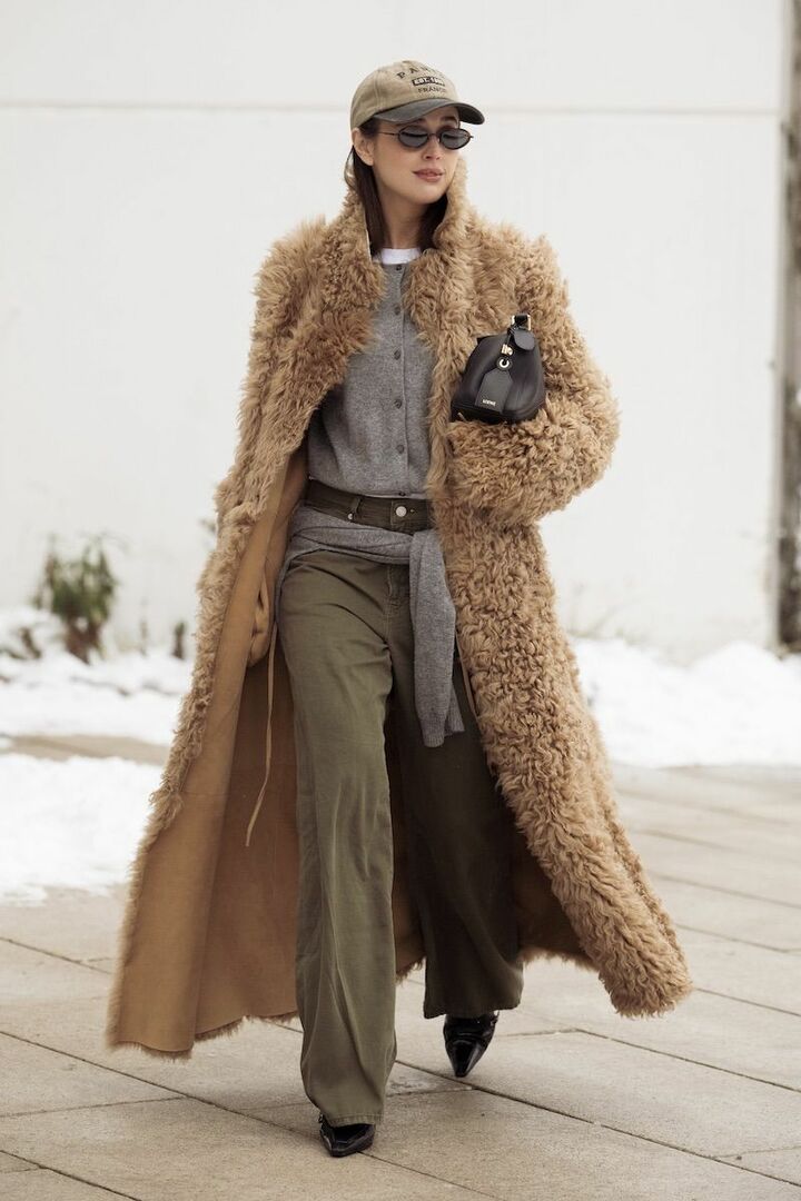 サングラス、バッグ、ベルト、パンプスのように、引き締めカラーを全体に散らして。