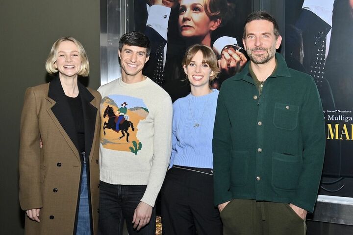 左から共演のキャリー・マリガン、ギディオン・グリック、兼監督のブラッドリー・クーパーと。