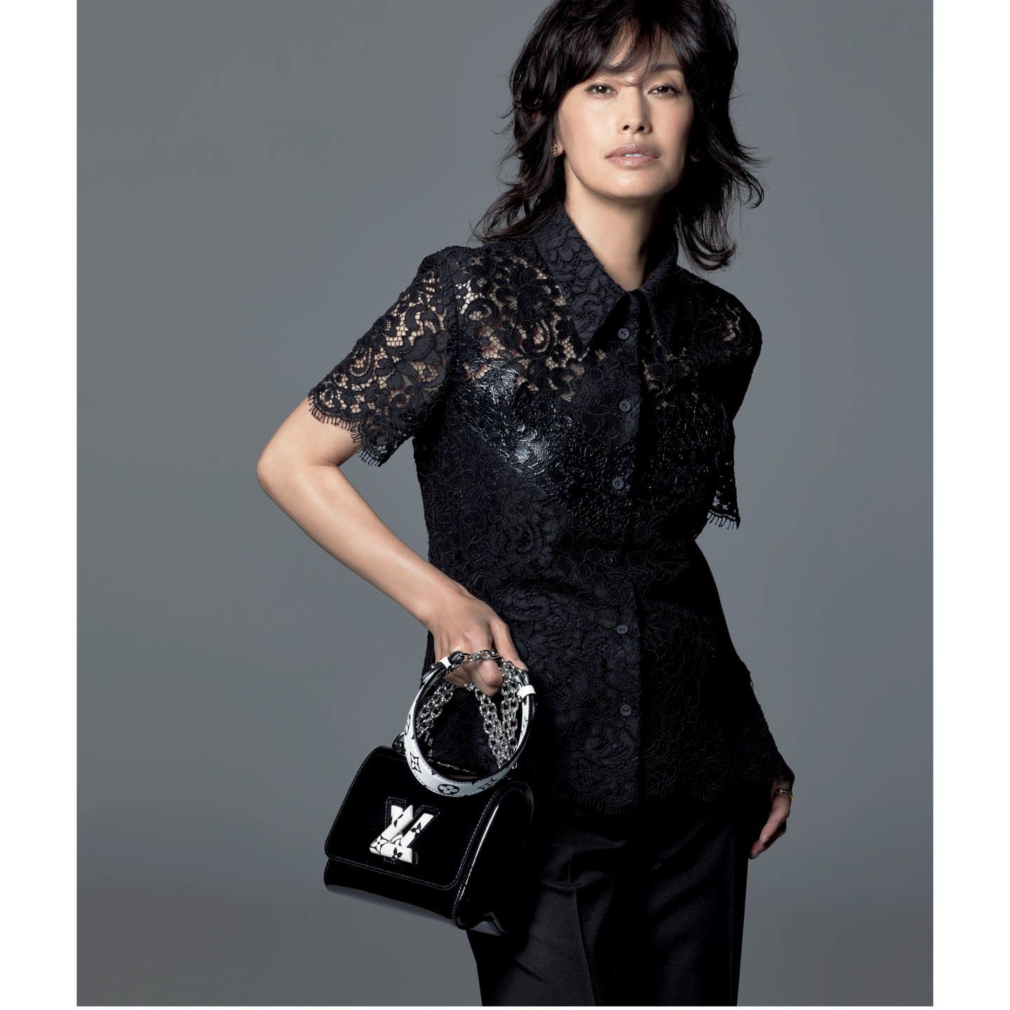 バッグ『ツイストPM』¥355,000・ブラウス¥272,000・パンツ¥176,000・ピアス¥427,000・リング/指先側から¥99,000・¥443,000・¥99,000(ルイ・ヴィトン)