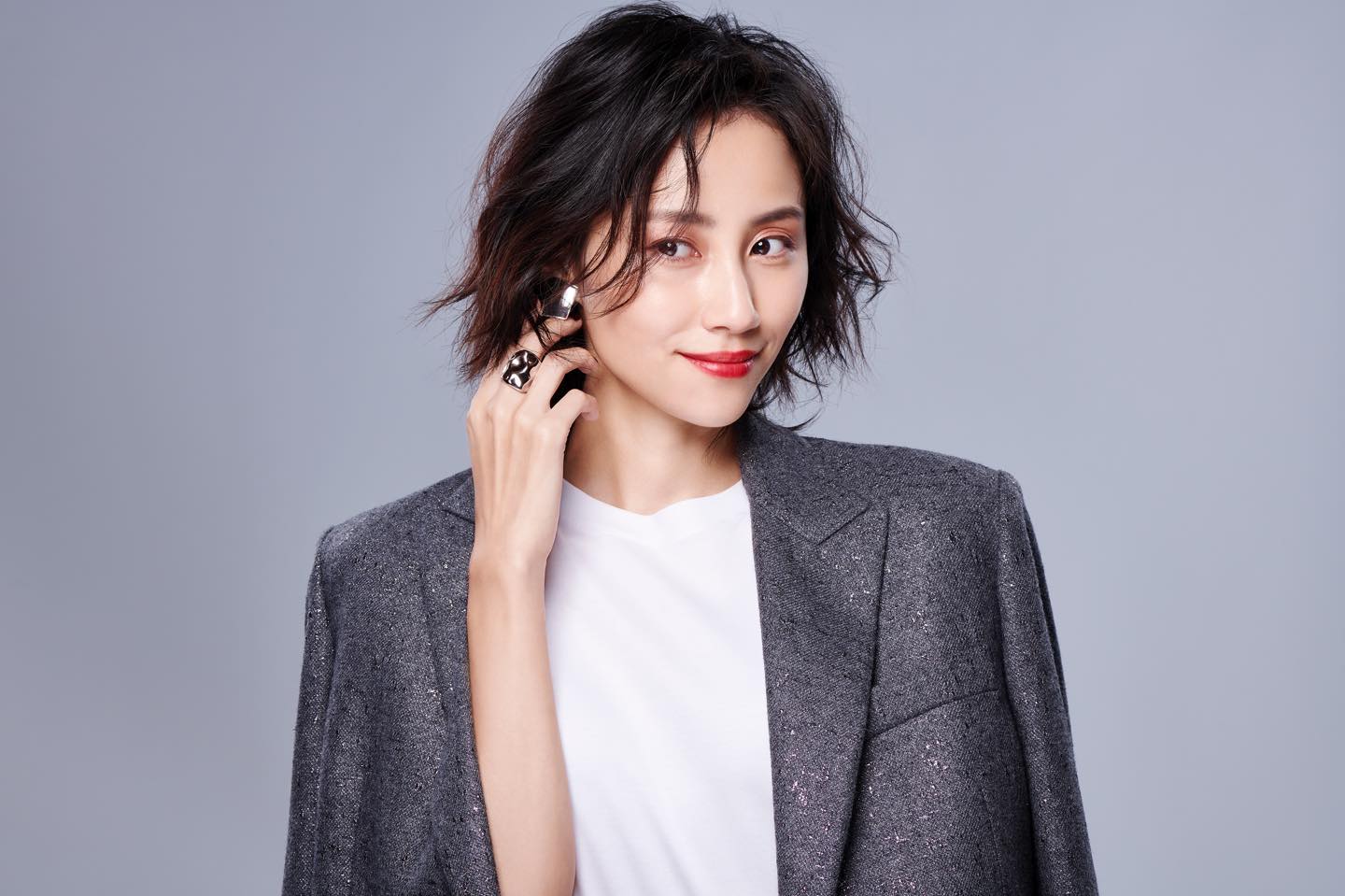 ジャケットジャケット¥95,000・Tシャツ¥15,000(イレブンティ) イヤリング¥18,500(セシル・エ・ジャンヌ) リング¥25,000(ドレスアンレーヴ〈ラ・キアーヴェ〉)