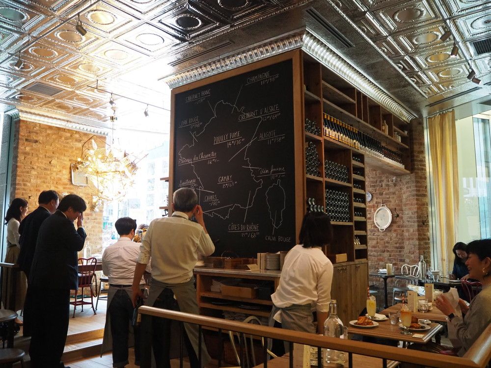 店内入って右側は、大きな柱を取り囲むように低めのコーナーがつくられています