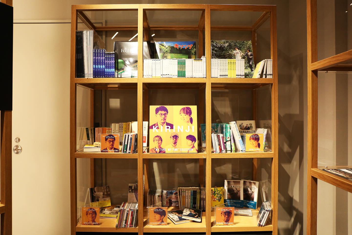 店頭のショップでは、シーズンごとにアーティストや評論家が選んだレコードや CD、書籍をそろえるセレクトコーナーも展開