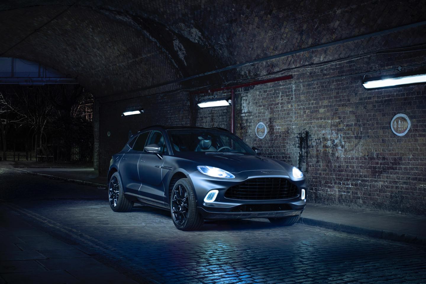 アストンマーティンはSUV「DBX」に特注の雰囲気を強くだした「Qバイ・アストンマーティン」を設定して発表。