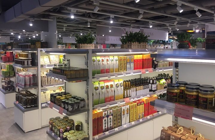 天和鮮物 大直店(旗艦店)店舗内観。豊富なラインナップがそろっていて、お土産選びにも楽しいひとときが過ごせそう。