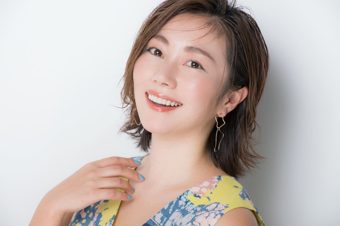 自眉のようにナチュラルに仕上がった今どき眉でこなれた印象に。