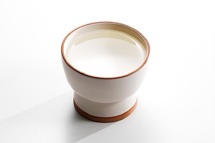 猫用水飲み器「IZUMI」¥6,800(税抜) 【重量:約500g サイズ:φ125×H100mm 容量:350ml 原産国:日本(徳島) 素材:陶磁器】 ※焼成の具合により色合いは異なります。また閲覧環境のモニターによっては色味が異なる場合があります。