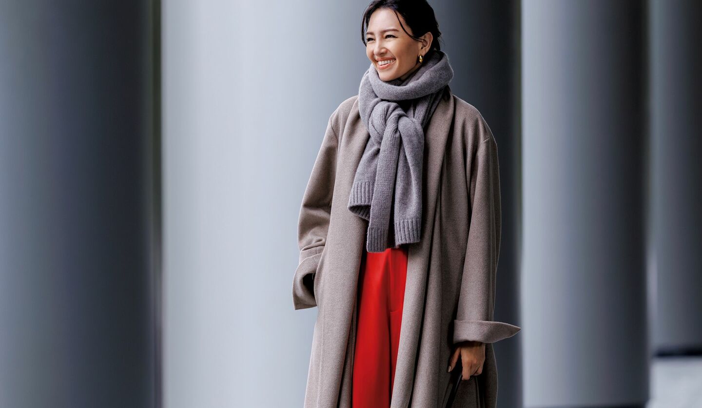 ステートメントカラーを着こなすモデル