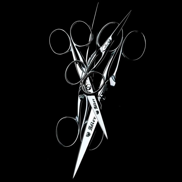 ●『洋鋏』825-4［全長105mm］￥9,000・285-5［全長130mm］￥10,000・285-6［全長160mm］￥11,000・285-6.5［全長172mm］￥12,000　老舗刃物店の日本橋「木屋」が、日本人の使い勝手を考えドイツ・ゾーリンゲンの刃物メーカーに特注したモデル。高級ステンレス製、全身鋳造。見事な切れ味。美しい仕上げに色気さえ感じる。（木屋本店）