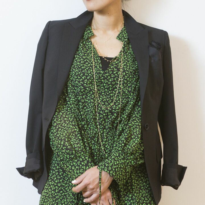 服の個性を活かすようなネックレス選びが重要。「今回はジャケット合わせなので、あえて女性らしさを引き出してくれるような、月モチーフのネックレスを選んでバランスをとりました」