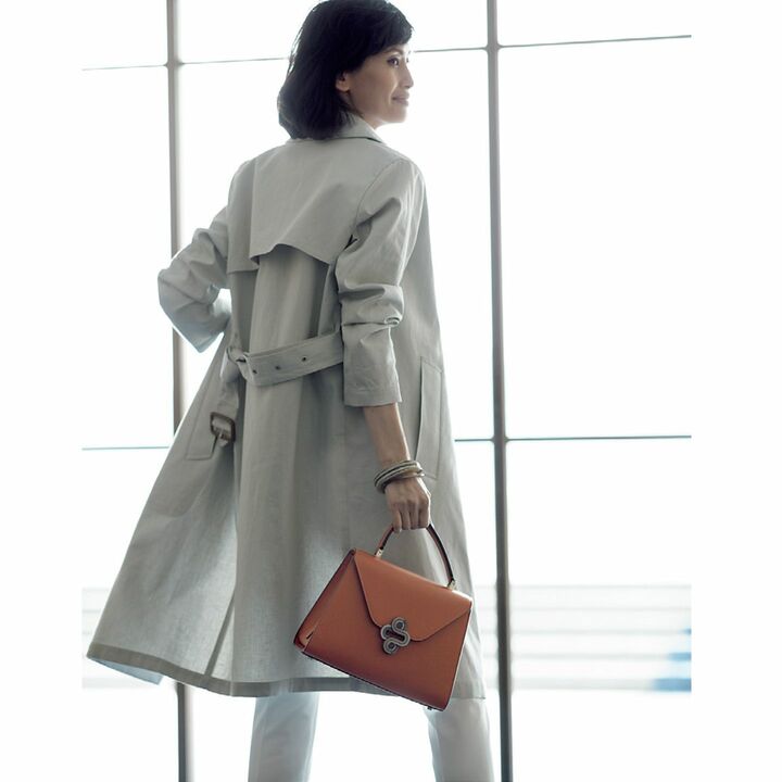 程よいハリと厚みで、透けにくい優秀白パンツ。センタープレスですっきり見せつつ、ウエストはゴム仕様の快適なはき心地で旅先でも活躍します。スティックパンツ￥15,000（オールウェイズ〈M•fil〉）、コート￥129,000（マッキントッシュ青山店）、ニット￥16,000（モールド〈チノ〉）、ネックレス￥24,000（showroom SESSION〈マリア ブラック〉）、バングル［太］￥12,000・［2連］￥11,000（TOMORROWLAND〈CATHS〉）　バッグ￥430,000（ヴァレクストラ・ジャパン）、靴￥95,000（J.M. WESTON 青山店）