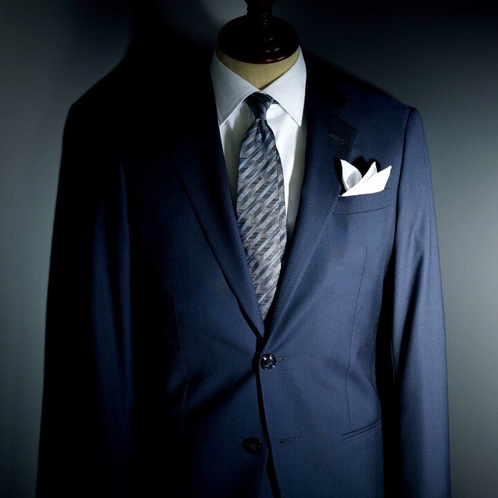 ジョルジオ アルマーニのファッションまとめ｜人気のネイビースーツをはじめ、おすすめのセットアップスーツやジャケット、オーダーまでをまとめて紹介