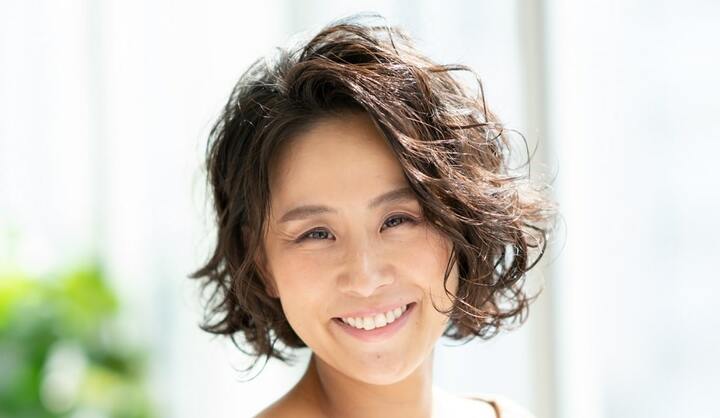 強めのウェーブでも古臭くない、スタイリッシュなパーマスタイル!