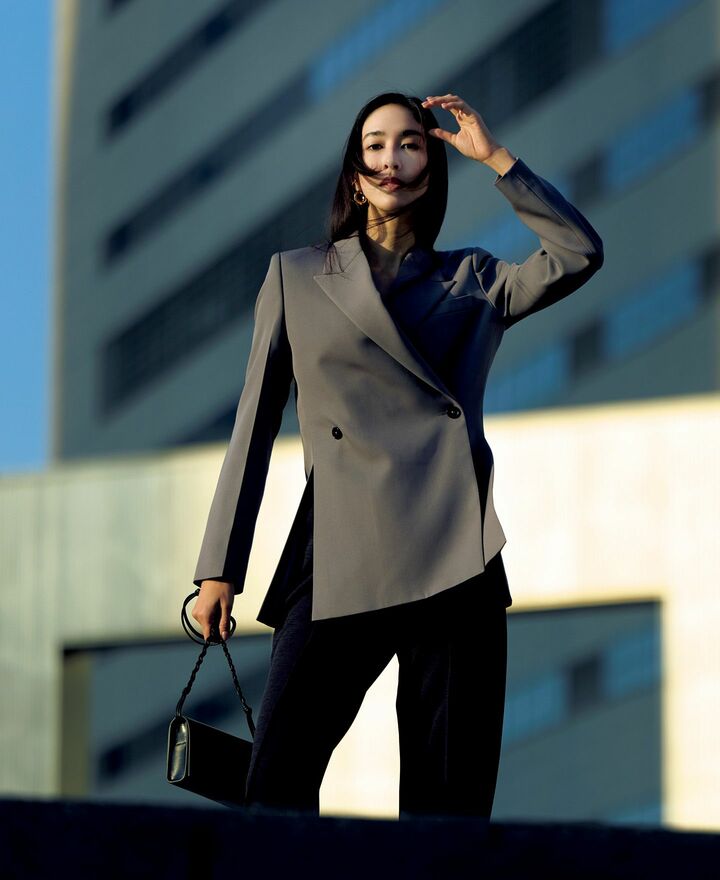 「ジル サンダー」のグレーのジャケットを着用したモデルの立野リカさん