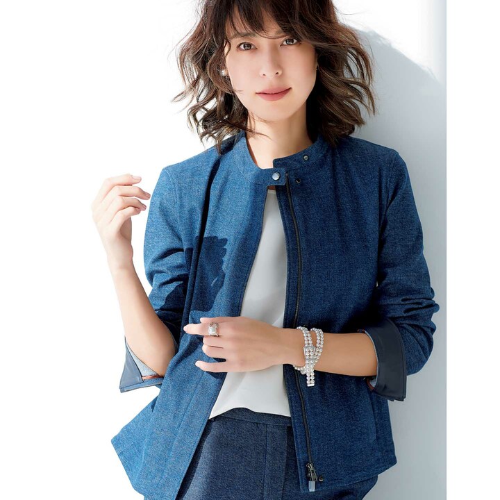 デニムジャケット・デニムパンツ・ブラウス（ロロ・ピアーナ）、ブレスレット『ブークル・プレシューズ』［あこや真珠約5.5~6mm×ダイヤモンド×ホワイトゴールド、約40cm、ドッグカラーネックレスとしても使用可能］・イヤリング［白蝶真珠約 11.5~11.99mm×ホワイトゴールド］・リング『ミキモト M コレクション』［白蝶 真珠約12~12.5mm×ダイヤモンド×ホワイトゴールド］ （ミキモト） 　撮影／熊澤 透　BY ：『Precious3月号』小学館、2017年