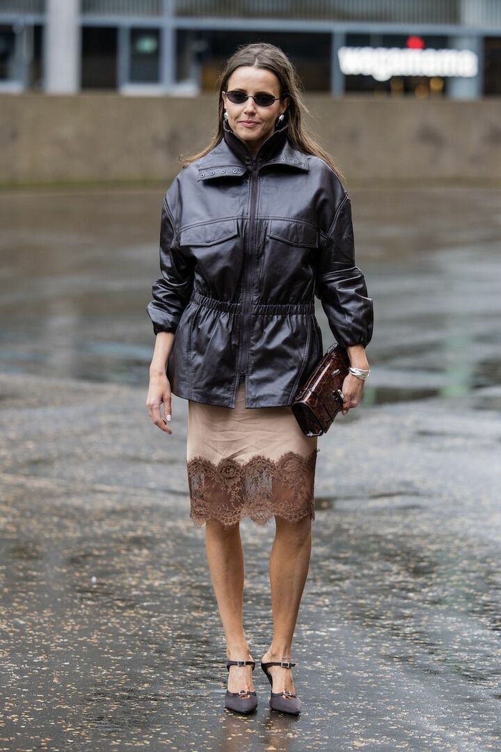 シルバーアクセサリーの静かな輝きを足し、スタイリッシュさを倍増。