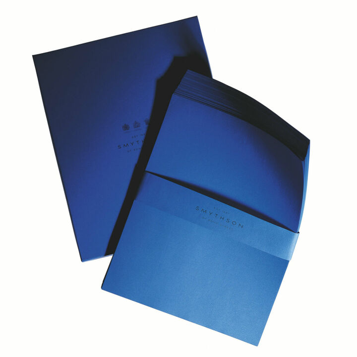 「スマイソン」のパッケージにも採用されているシンボルカラーの便箋は、自分好みにカスタマイズが楽しめるよう装飾が一切ない仕様に。万年筆のインクが裏抜けしない紙質にも定評が。［H25.3×W20.4㎝］（ヴァルカナイズ・ロンドン〈スマイソン〉）※参考商品  