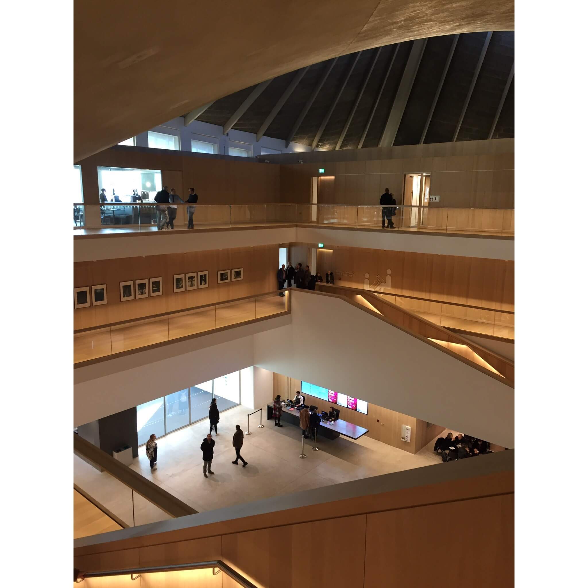 デザイン・ミュージアムのエントランス。ここも建物が超クール!