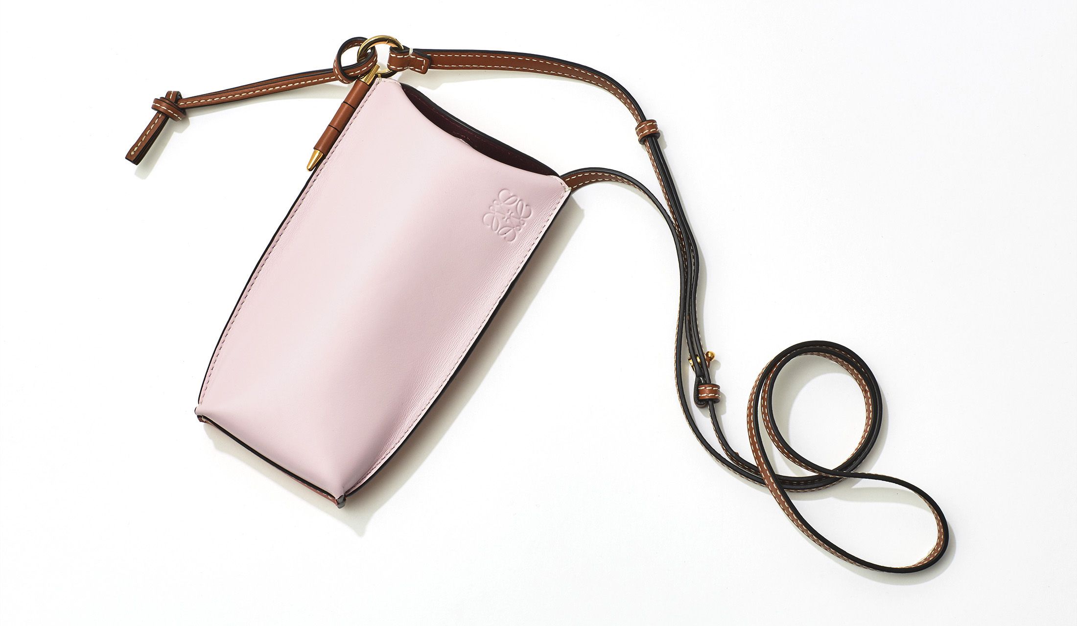 スマホも財布もスマートに出し入れできる！「ロエベのミニバッグ」が小さいのに機能的と話題 | Precious.jp（プレシャス）