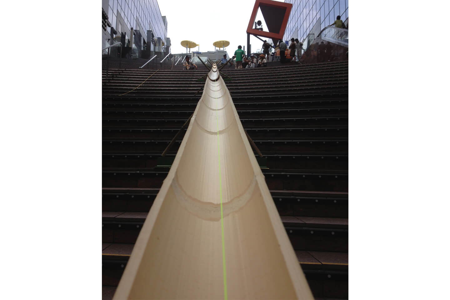 2013年に京都駅の大階段で催した流しそうめん設営の様子(提供:世界流しそうめん協会)