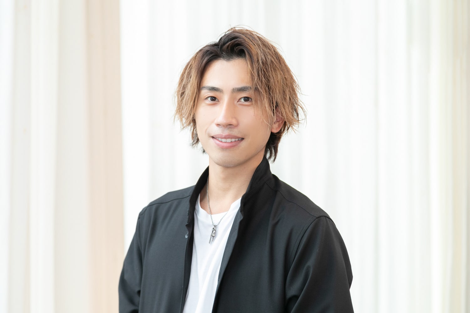 MINX 銀座二丁目店 店長・徳永利彦さん。最近ハマっているのは、健康とスタイル作りのための筋トレだそう。「自宅でのトレーニングのほか、ジムにも週2~3回は通っています。今は、肩の筋肉を強化中。男らしく、かっこよく見えるようにがんばります!」Instagramアカウント@toshihiko_tokunaga