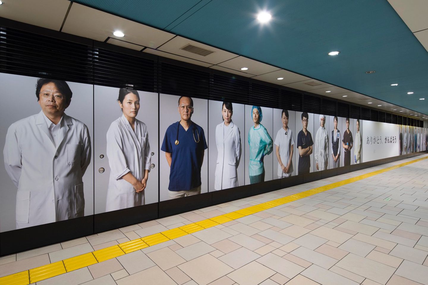 東京メトロ表参道駅、B2出口に向かうコンコースに展示された医療従事者のポートレート