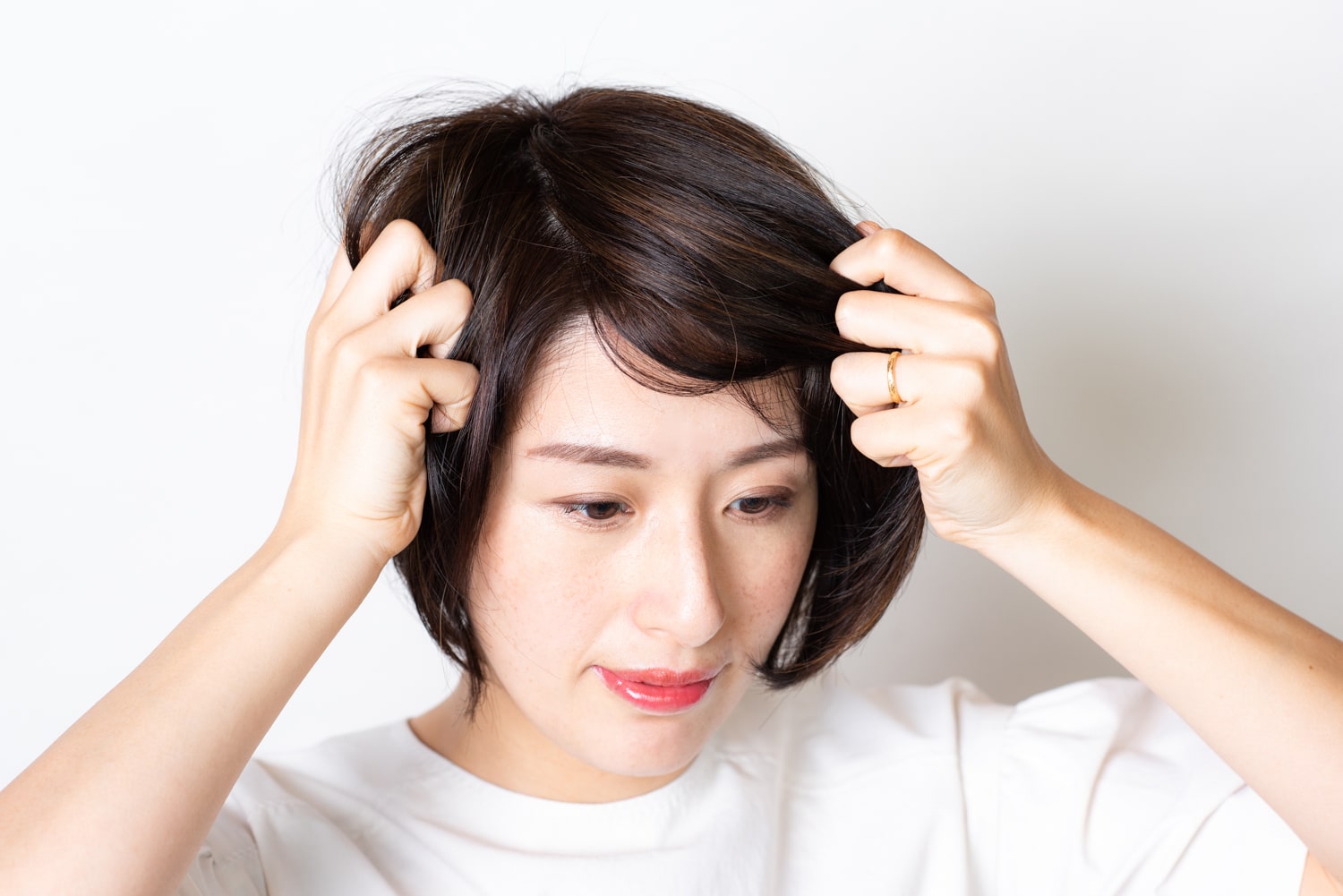 クリームワックスを手のひらにのばし、表面になじませる。少し束感を出しながら、前髪をななめに流し、サイドは耳にかけてボリュームをコントロール。