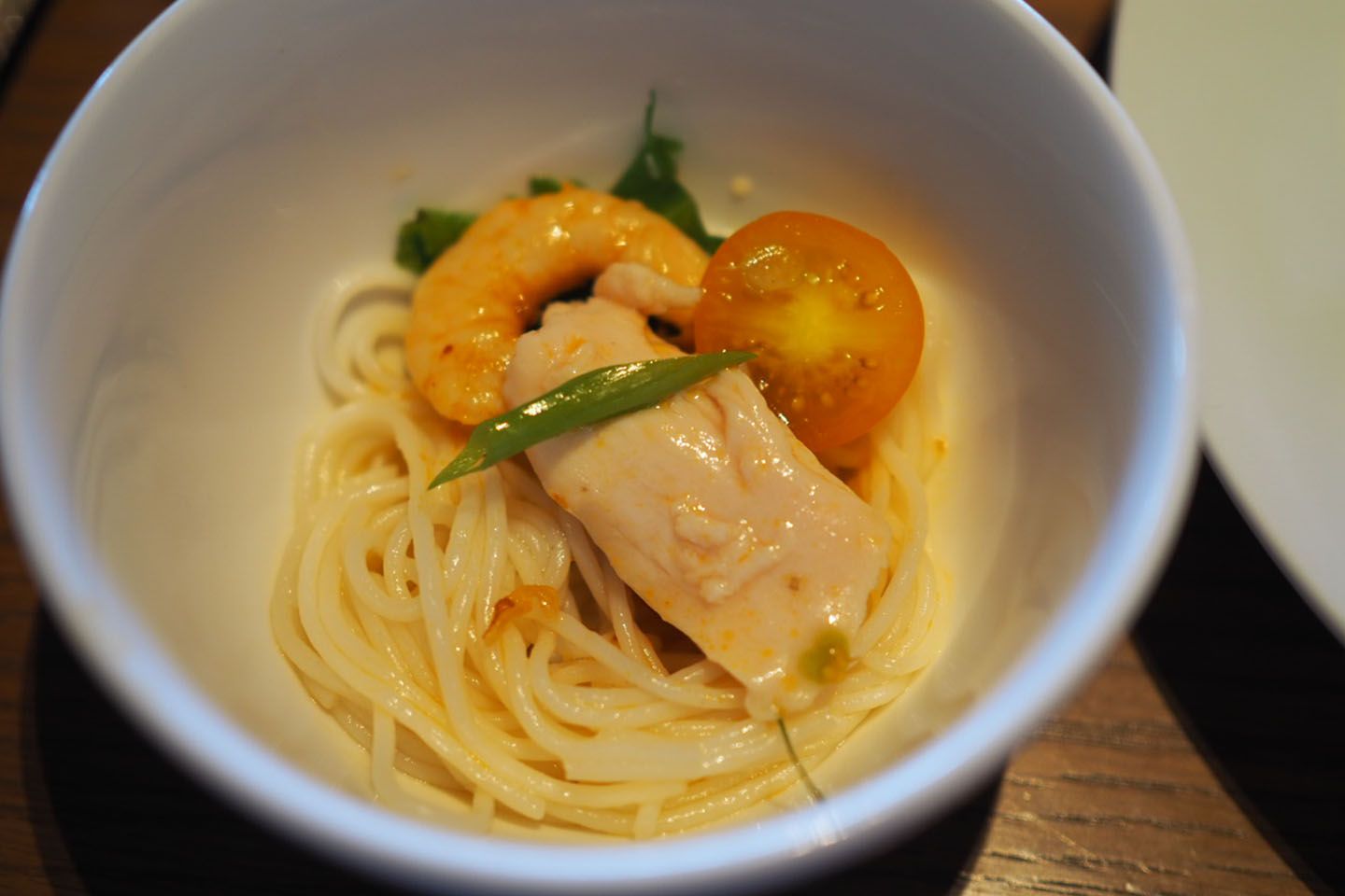 冷麺のようにスープがかけられているので、小鉢に取り分ける際も少しスープも入れるとよりおいしくいただけます。