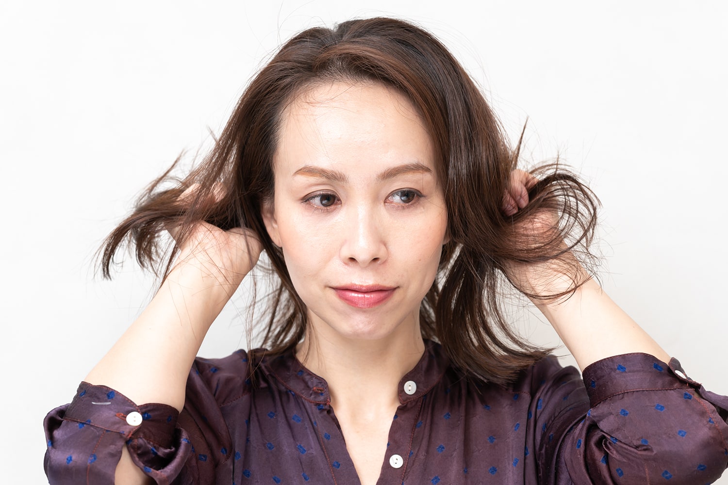 手のひらにパールひと粒大のワックスをなじませてから、毛先を握るようにつける。