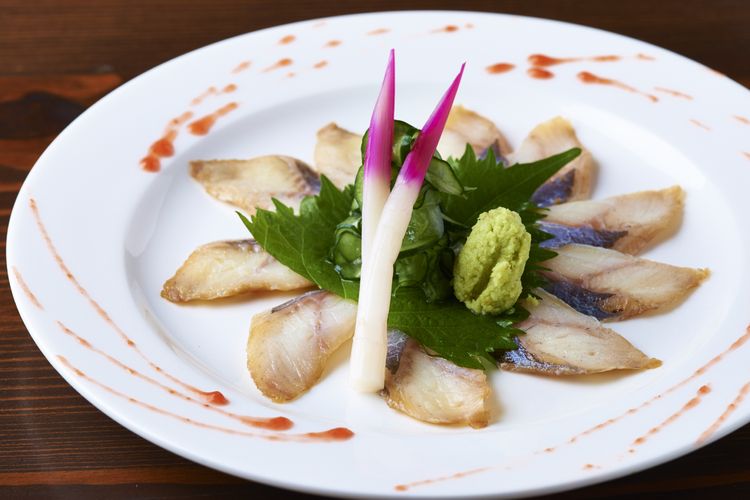 絶妙な酸味が鰻の持ち味をいっそう引き立てる名物『うなぎの酢〆 うら梅造り』