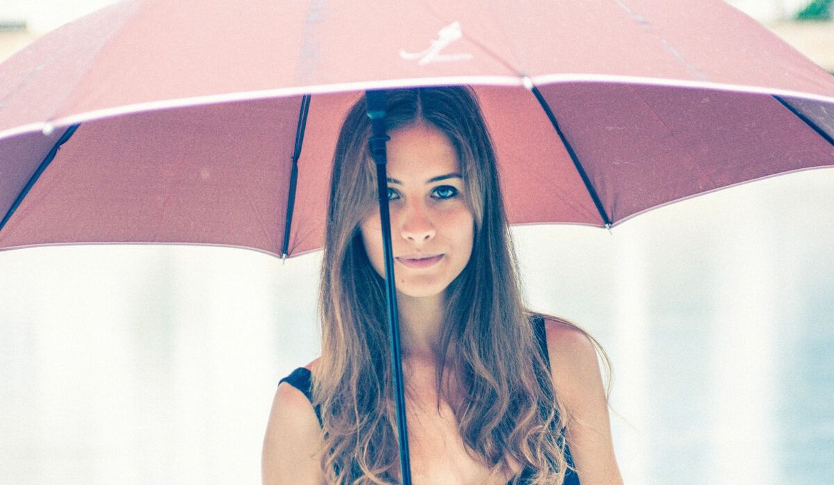 雨の日のngな傘の使い方５選 エレガントな女性の 傘マナー とは Precious Jp プレシャス