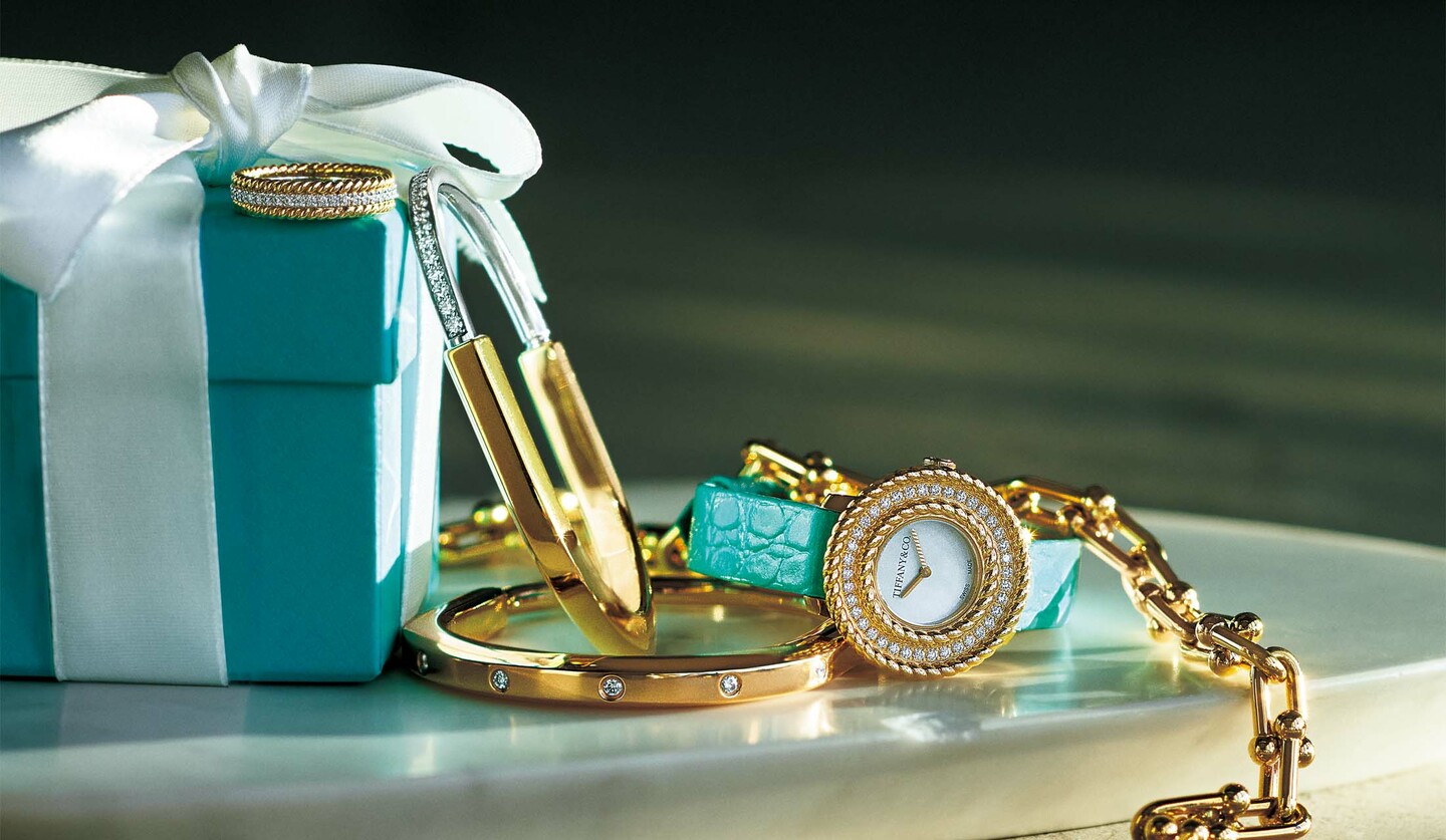 プレートに並んだティファニーのダイヤモンドジュエリーと時計