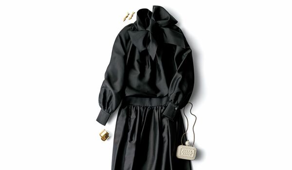 2/2 Mon|「ミカコ ナカムラ」のボウタイブラウス&スカートで、華やかな場にもふさわしいブラックスタイルに【365日コーディネート】