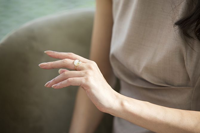 実際に葉のジュエリーを手にはめてみる生方さん