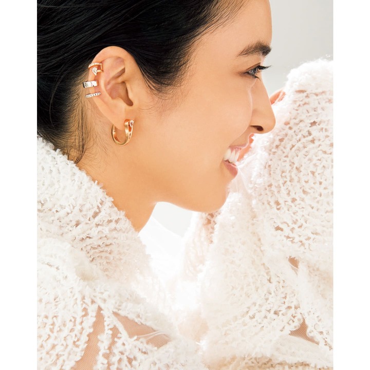 上から／イヤーカフ『セルティ・シュール・ヴィド』［PG×ダイヤモンド］￥356,000・イヤーカフ『ベルベル』［WG×ダイヤモンド］￥291,000・フープイヤリング『セルティ・アンヴァーセ』［PG×ダイヤモンド］￥393,000／すべて片耳価格（伊勢丹新宿店本館４階=ジュエリー〈レポシ〉）　トップス￥69,000（三喜商事〈ステファノ モルタリ〉）