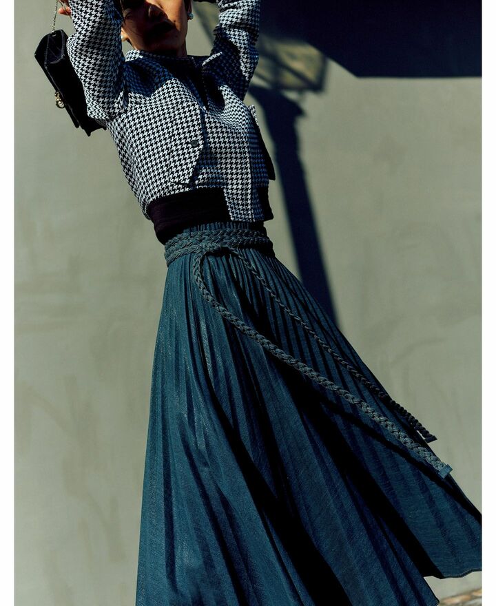 優雅なドレープが美しく輝く「ディオール」のデニムプリーツスカート｜光と影のコントラストが美しい輪郭を際立たせる | Precious.jp