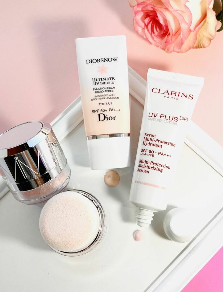 （左から）MiMC ナチュラルホワイトニングミネラルパウダーサンスクリーン クリアピンク ［医薬部外品］ SPF50+・PA++++ ¥6,930（限定品）、ディオール スノー UVシールド トーンアップ 50+ SPF50+・PA+++ 30ml ¥6,930、クラランス ＵＶプラス 5P モイスチャライジング マルチ デイ スクリーン ローズ SPF50・PA+++ 30ml ¥6,050